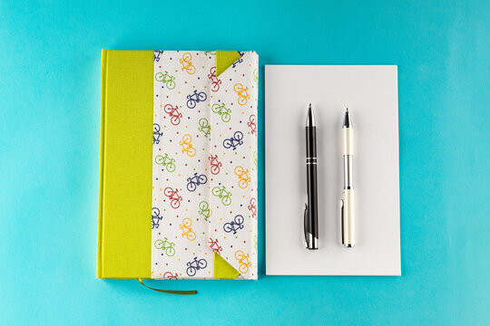 Libreta cerrada con boligrafos 