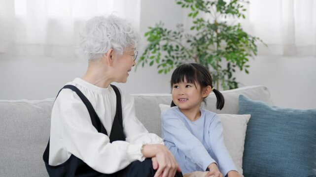 女の子とおばあさんのツーショット　ファミリーイメージ	