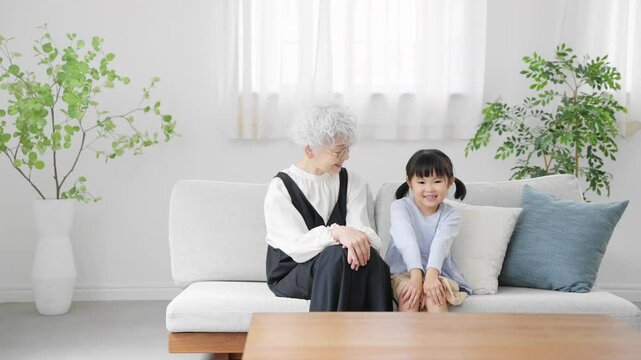 女の子とおばあさんのツーショット　ファミリーイメージ	