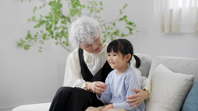 女の子とおばあさんのツーショット　ファミリーイメージ	