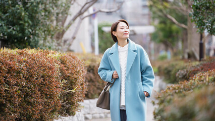 笑顔のミドル女性（冬服・上着・コート）