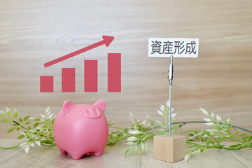 資産形成　積立のグラフと貯金箱