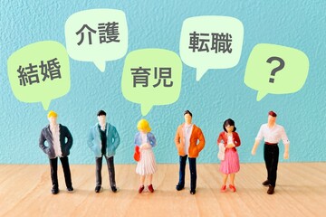 将来の人生設計について考える若者