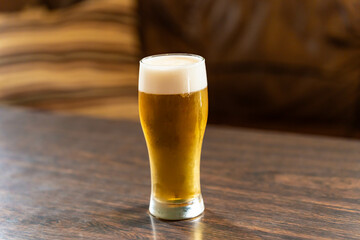 机に置かれたビール