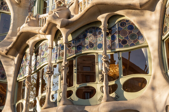 Casa Batll&oacute;, Wohn- und Gesch&auml;ftshaus nach einem Entwurf von Antoni Gaud&iacute; am Passeig de Gr&agrave;cia, Barcelona, Spanien