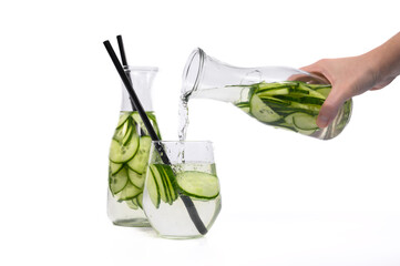 Nalewać wodę z ogórkiem do szklanki, naturalne składniki, uzupełniać elektrolity  © Paweł Kacperek