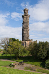 Obraz premium Nelson Monument And Portuguese Cannon In Edinburgh, Scotland, UK