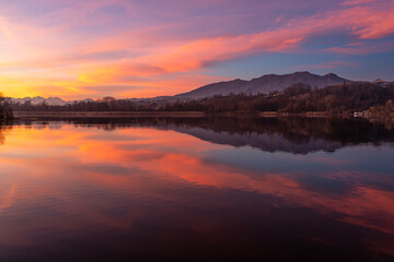 Lago di Varese al tramonto