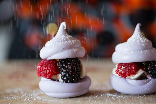 Sugar powder on meringue with berries