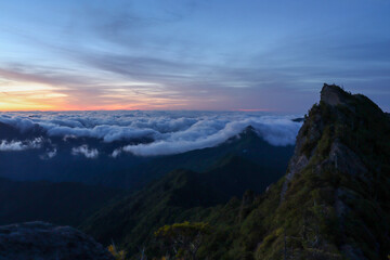 夜明け前の石鎚山頂上からの朝焼け