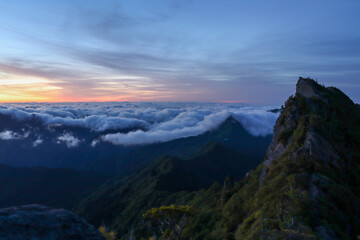 夜明け前の石鎚山頂上からの朝焼け