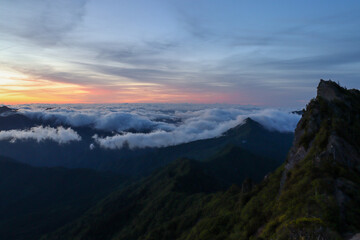 夜明け前の石鎚山頂上からの朝焼け