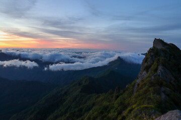 夜明け前の石鎚山頂上からの朝焼け