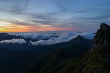夜明け前の石鎚山頂上からの朝焼け