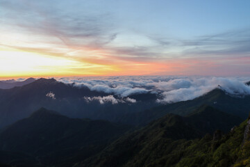 夜明け前の石鎚山頂上からの朝焼け