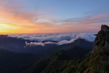 夜明け前の石鎚山頂上からの朝焼け