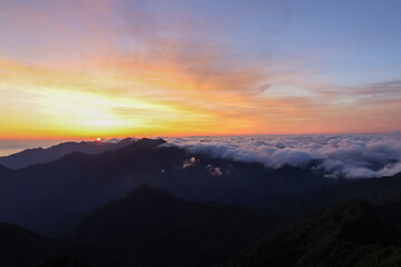 石鎚山頂上からの朝焼けと御来光