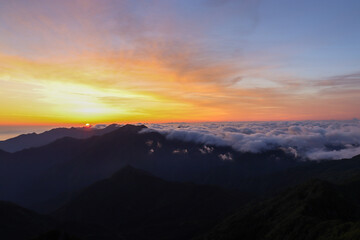 石鎚山頂上からの朝焼けと御来光