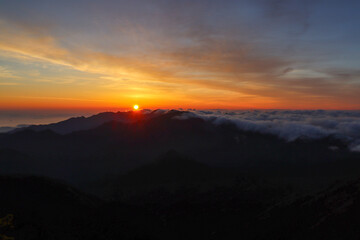 石鎚山頂上からの朝焼けと御来光