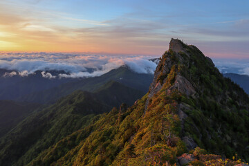 朝日に染まる石鎚山山頂