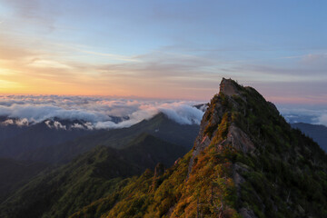 朝日に染まる石鎚山山頂