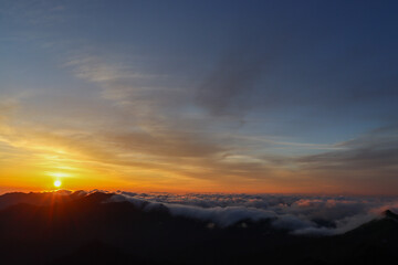 石鎚山頂上からの朝焼けと御来光