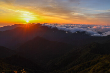 石鎚山頂上からの朝焼けと御来光