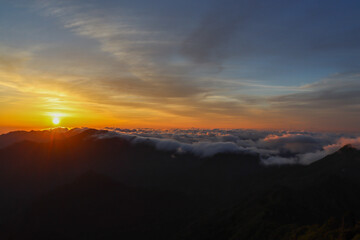 石鎚山頂上からの朝焼けと御来光