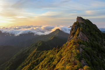 朝日に染まる石鎚山頂上