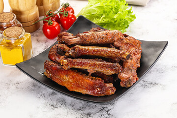 Roasted duck wings with sauce