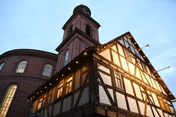 Fachwerkhaus und Paulskirche am FRankfurter Weihnachtsmarkt