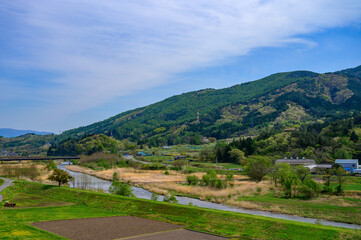 丘の上から見た田舎の風景