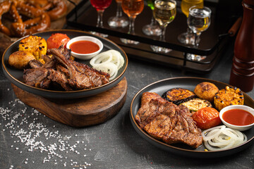 Portions of grilled lamb loin and pork with vegetables and liqueurs