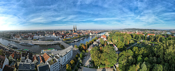 Regensburg, Deutschland: Panorama mit Blick auf Donau, Steinerne Brücke und den Dom