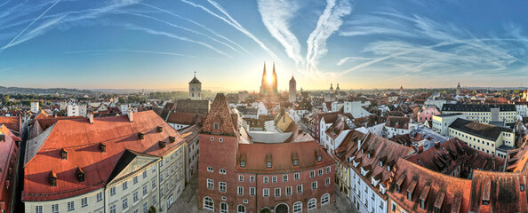 Regensburg, Deutschland: Panorama der Altstadt bei Sonnenaufgang hinter dem Dom