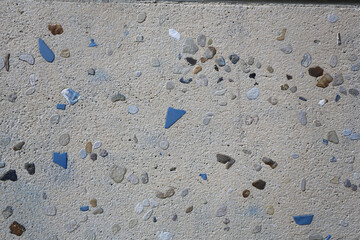 Béton bouchardé avec morceaux de carrelage bleu
