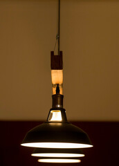 Lámpara redonda colgada en el techo del salón