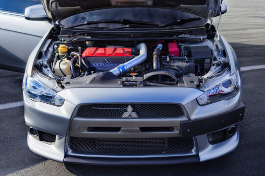 15.09.2024. Novosibirsk, Midday, Mitsubishi lancer evolution x Open hood engine under hood
