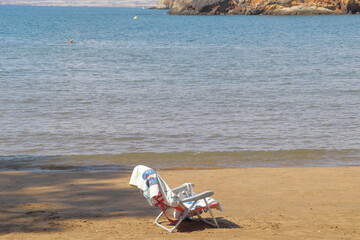 playa tranquila silla mar azul cielo 
