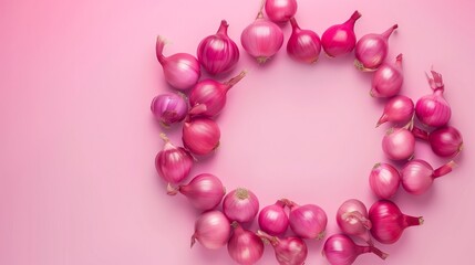 Obraz premium Onion organic fresh vegetable seasoning copy space in middle and pink background