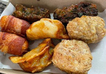 Pictures of food that had just been fried were put together. Pictured are gyoza, minced crab, and bacon wrapped sausage. and fried chives two pieces each.