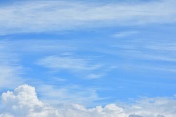 Fototapeta premium 青空と積雲とすじ雲