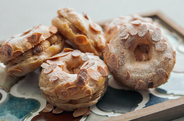 フランス菓子　パリ・ブレスト　レトロなタイルのトレイ