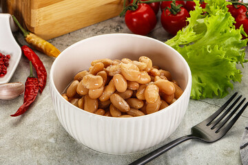 White canned beans in the bowl