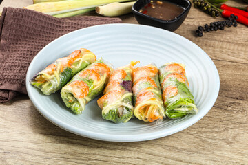Vietnamese spring roll with prawn and mango