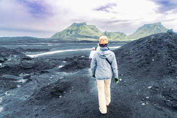 アイスランドのカトラアイスケーブで山登りする
