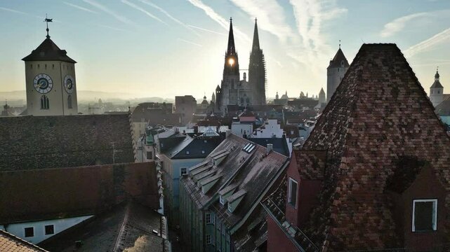 Regensburg, Deutschland: Die Morgensonne scheint durch die T&uuml;rme des Regensburger Doms