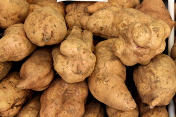 Viele Süßkartoffeln gestapelt zum Verkauf