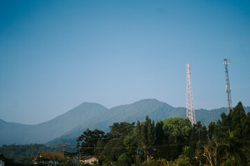Obraz premium Clear morning view of Mount Gede with bright clouds, showcasing the majestic landscape under a vibrant sky