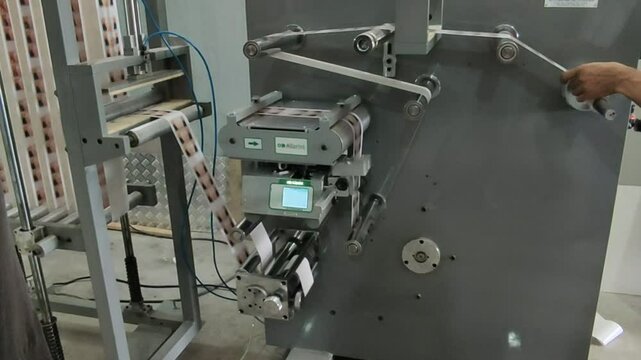 label printing on a flexo machine / impress&atilde;o de etiquetas em m&aacute;quina flexogr&aacute;fica.